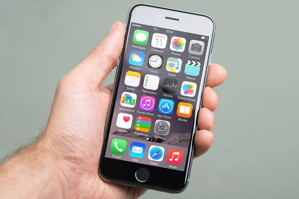 Hand hält ein Apple iphone6 mit verschiedenen Apps auf dem Bildschirm — Stockfoto