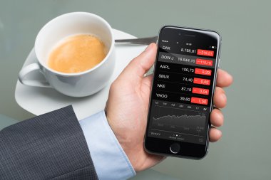 İş adamı kontrol hisse senetleri üzerinde Apple iphone 6