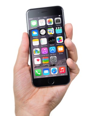 Elini tutan Apple iphone6 ile çeşitli Apps üstünde perde