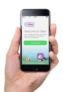 Ekran üzerinde tutan Apple iphone 6 Viber hoş geldiniz sayfası el