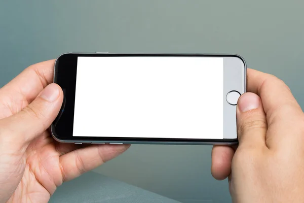 Hand hält ein Apple iphone 6 mit leerem Bildschirm — Stockfoto