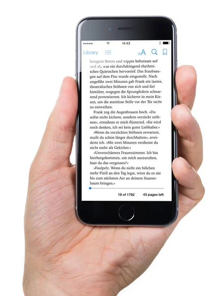 電子ブックに保持しているアップルの iphone 6 を手します。 — ストック写真