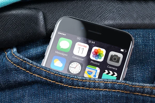 Apple iphone 6 mit verschiedenen Apps auf dem Bildschirm in der Tasche — Stockfoto