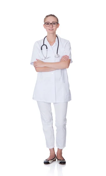 Ung kvinna läkare stående armarna korsade — Stockfoto