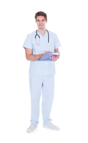 Уверенная в себе молодая медсестра, пишущая на планшете — стоковое фото