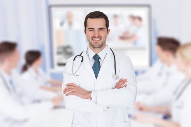 kollarını çapraz doktor