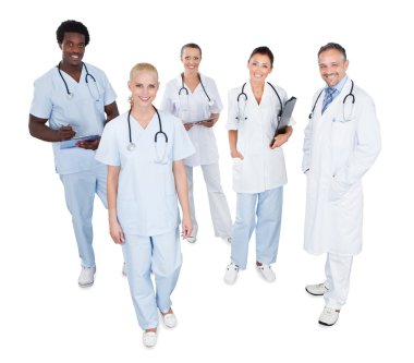 Çok ırklı tıbbi ekip