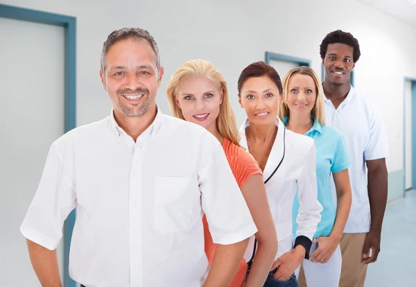 Empresário com equipe multiétnica — Fotografia de Stock