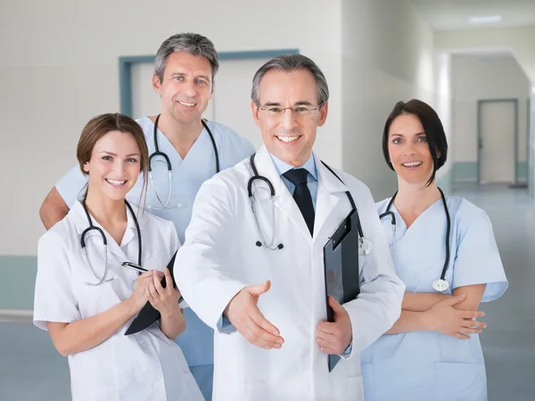 Medico con squadra — Foto Stock