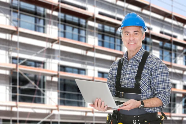 Architect met laptop — Stockfoto