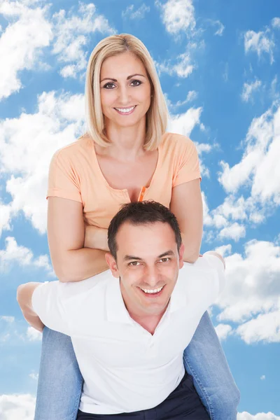 Man Giving Piggyback  To Woman — Stock Photo, Image