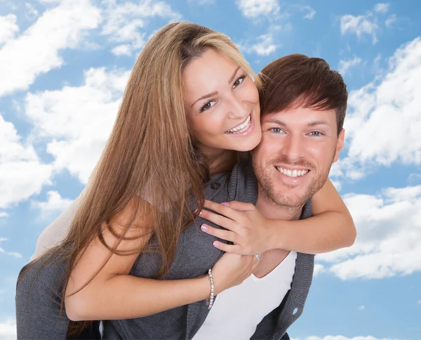 Homem dando piggyback para namorada — Fotografia de Stock