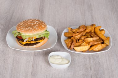 Hamburger ve patates kızartması