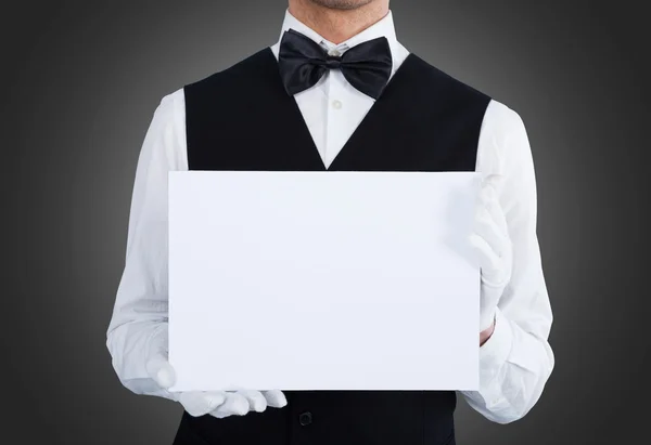 Официант, держащий чистый рекламный щит — стоковое фото