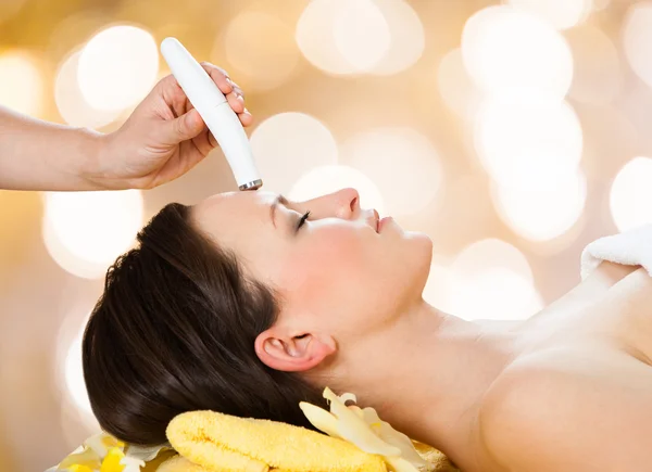 Woman Receiving Microdermabrasion Therapy — Stock Photo, Image