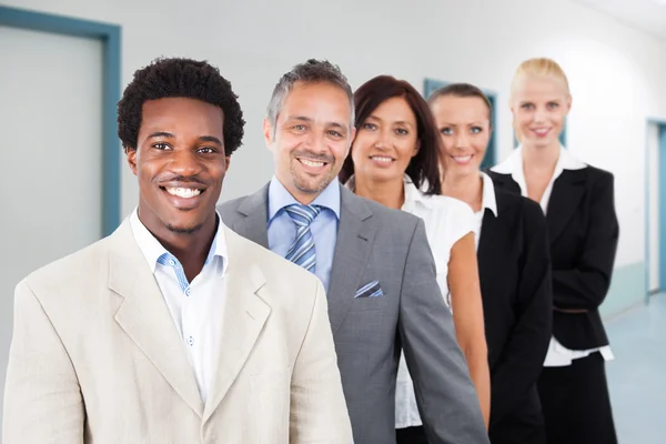 Les hommes d'affaires au bureau — Photo