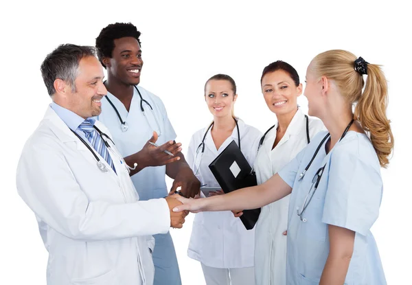 Médicos fazendo aperto de mão — Fotografia de Stock
