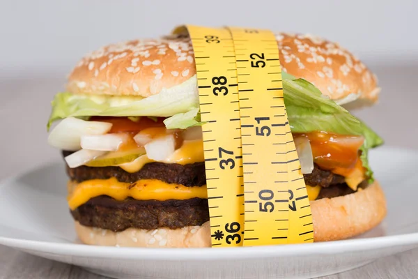 Burger csomagolva mérőszalag — Stock Fotó