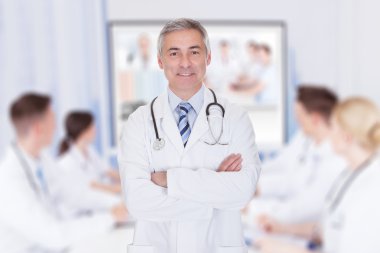 Toplantı salonunun içinde doktor