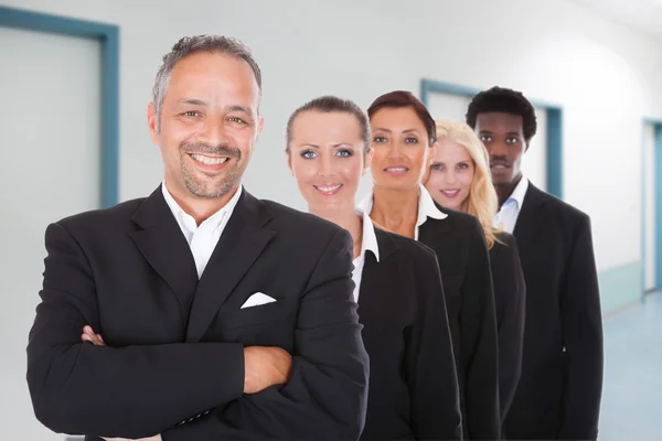 Les hommes d'affaires au bureau — Photo