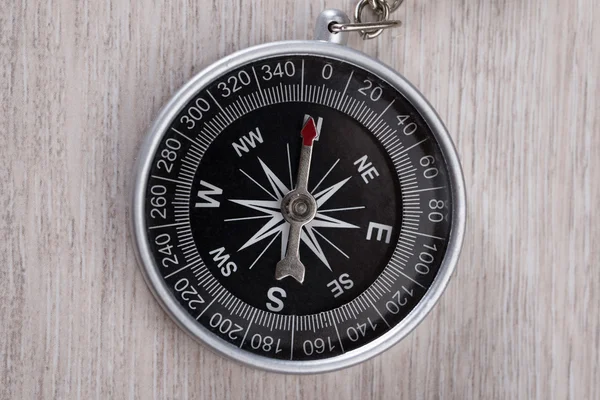 Kompass på träbord — Stockfoto