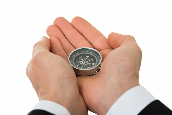 Бизнесмен держит компас — стоковое фото