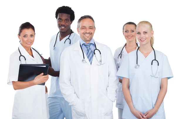 Многонациональная медицинская команда, стоящая на белом фоне — стоковое фото