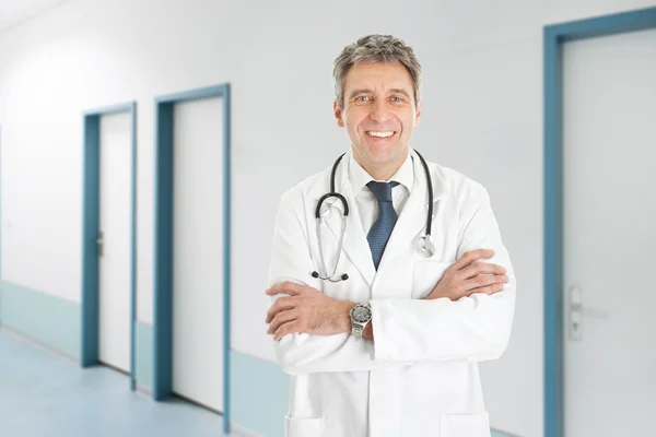 Medico anziano — Foto Stock