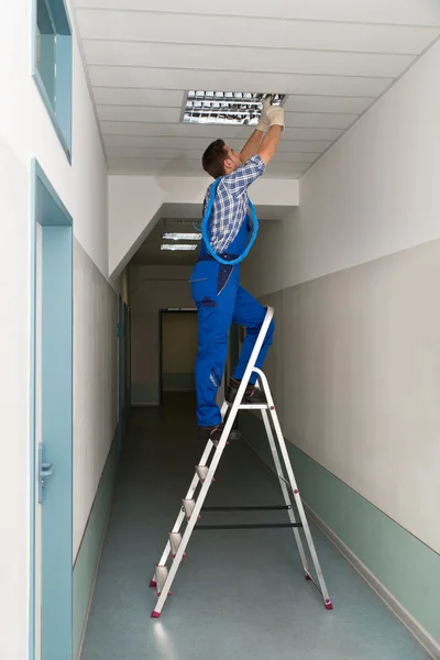 Eletricista na escada — Fotografia de Stock