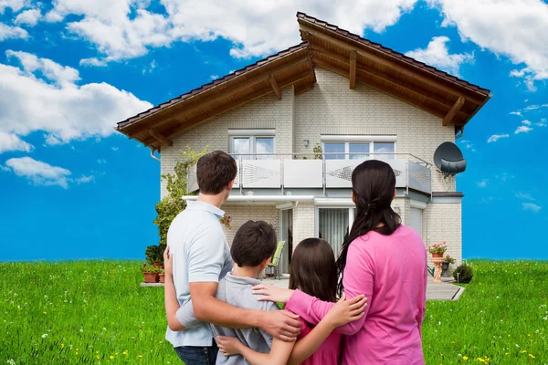 Familie schaut sich Haus an — Stockfoto