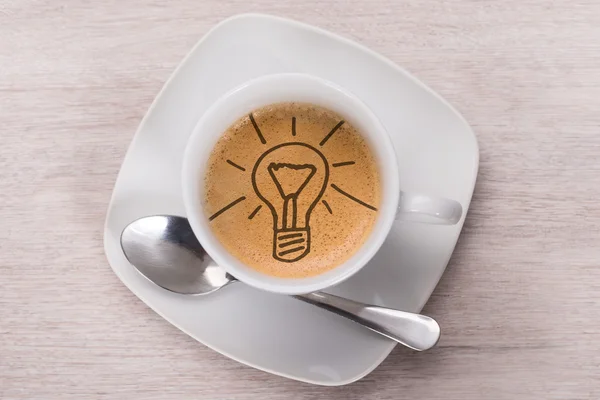 Kaffee mit Glühlampe — Stockfoto