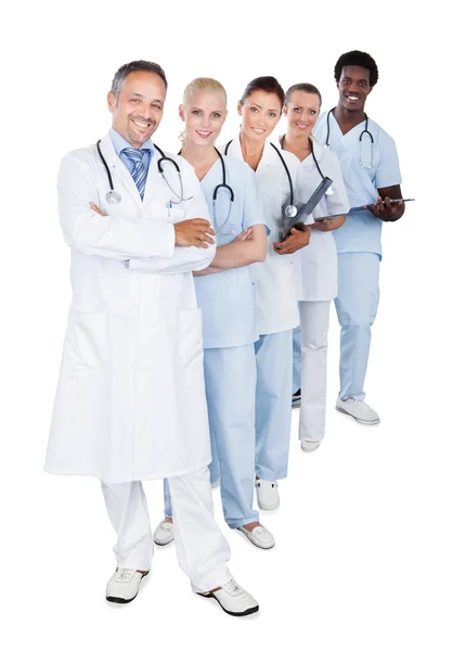 Happy multietniskt medicinska Team står i rad — Stockfoto