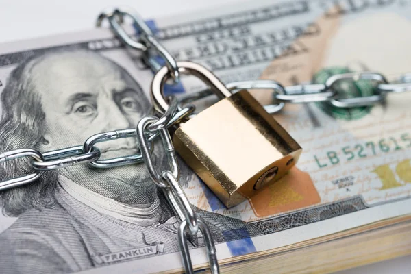 Chain   Around Dollar Bundle — Stock Photo, Image