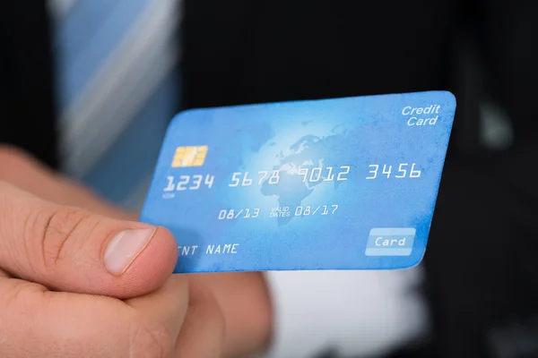 Empresário dando cartão de crédito — Fotografia de Stock