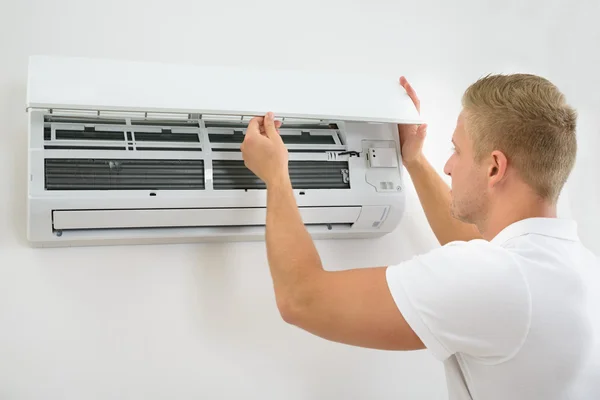 Man Adjusting Air Conditioning System — Stock Photo, Image