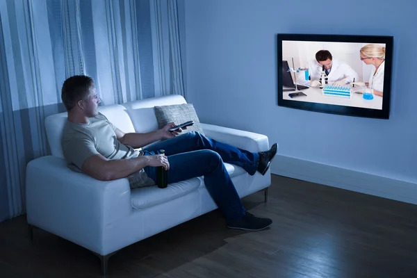 Homem assistindo televisão — Fotografia de Stock