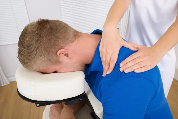 Physiotherapeut massiert Mann die Schulter — Stockfoto