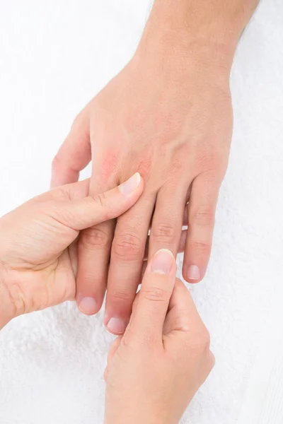 Physiotherapeut massiert Handfläche — Stockfoto