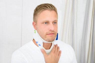 genç adam giyen servikal yaka