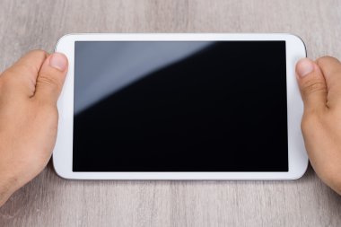 akıllı telefon tutan eller