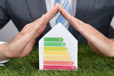 İşadamı koruyucu enerji tüketimi etiket