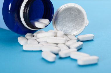 Tablet şişesinden döktü