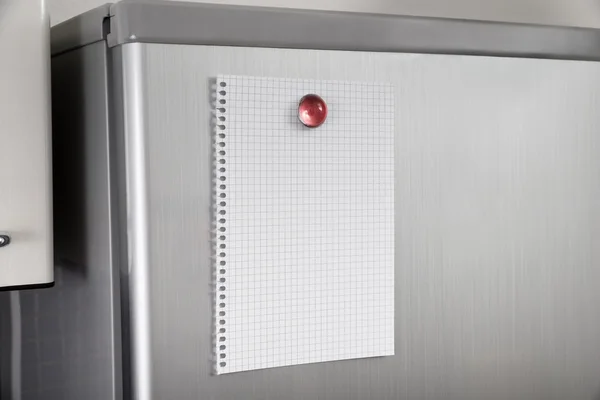 冷蔵庫のドアに空白の紙 — ストック写真