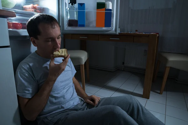 Hombre comiendo pan de queso — Foto de Stock