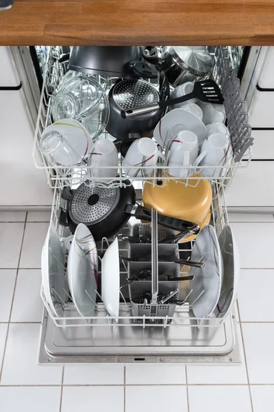 Посуд в посудомийній машині — стокове фото