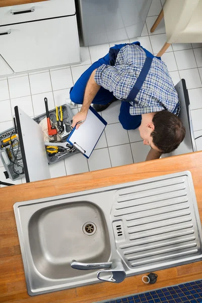 Plumber Examining Kitchen Sink — Stock Photo, Image