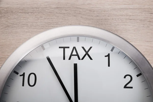 Uhr zeigt Ankunft der Steuerzeit an — Stockfoto