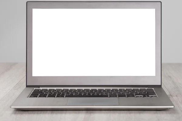 Laptop mit leerem weißen Bildschirm — Stockfoto