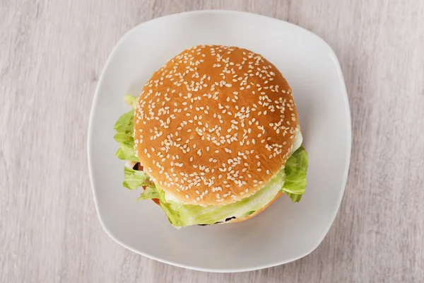 Burger im Teller auf dem Boden — Stockfoto
