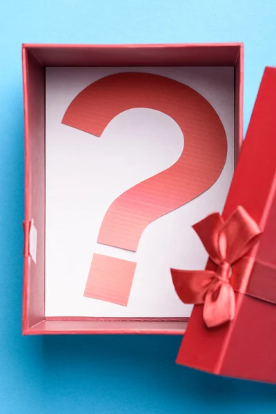 Confezione regalo con simbolo del punto interrogativo — Foto Stock